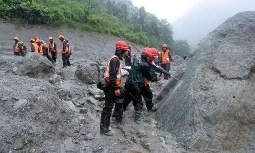 भयानक बाढ़ के 9 दिन बाद सुरंग से 2 लोग जिंदा निकले, कई और आवाज़ें आईं