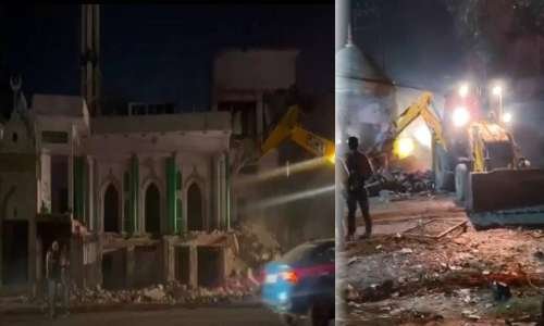 SITAPUR में Bulldozer लगाकर ध्वस्त की गई तालाब और कब्रिस्तान की जमीन पर बनी अवैध मस्जिद 12 वर्ष पुरानी