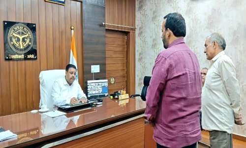 जिलाधिकारी ने सुनीं शिकायतें, निस्तारण के दिए निर्देश