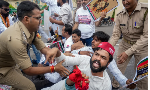 जौहर यूनिवर्सिटी कार्रवाई के विरोध में सपा यूथ ब्रिगेड का प्रदर्शन