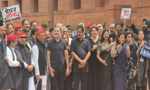 काले कपड़े पहनकर संसद परिसर में उतरा पूरा विपक्षरू राहुल गांधी और प्रियंका गांधी के नेतृत्व में सरकार के खिलाफ जोरदार प्रदर्शन